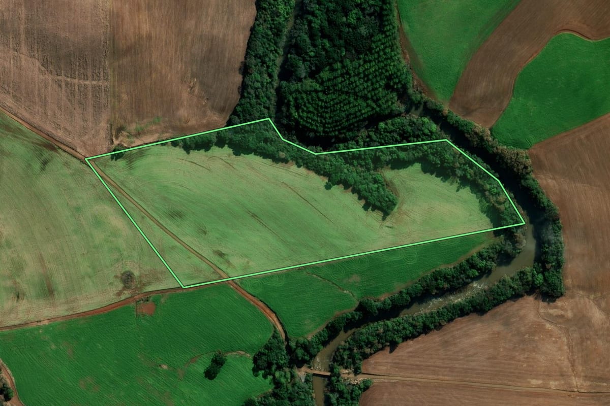 Imagem de satélite do imóvel rural em Sertão (RS), com o contorno declarado no CAR desenhado por cima.