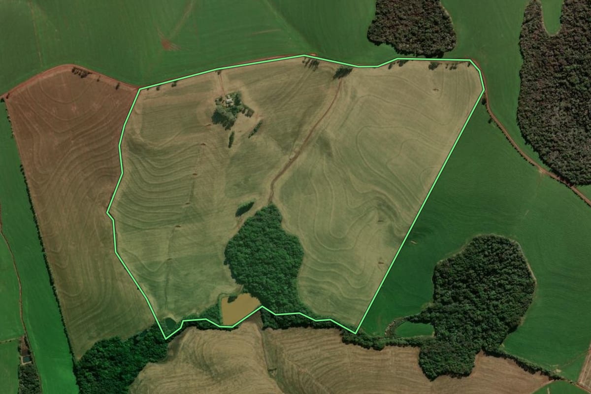 Imagem de satélite do imóvel rural em Sertão (RS), com o contorno declarado no CAR desenhado por cima.