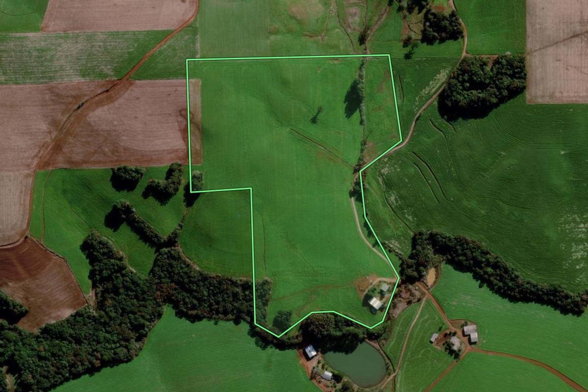 Imagem de satélite do imóvel rural em Sertão (RS), com o contorno declarado no CAR desenhado por cima.