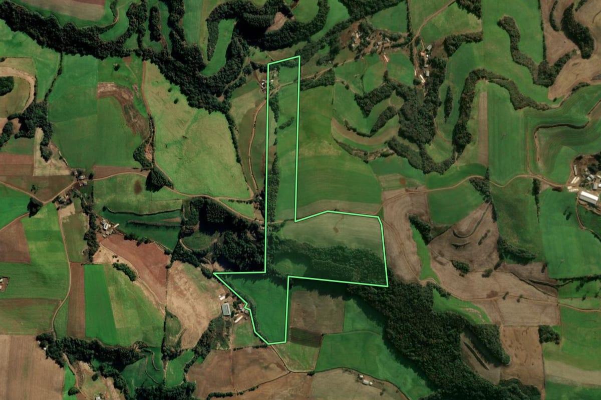 Imagem de satélite do imóvel rural em Sertão (RS), com o contorno declarado no CAR desenhado por cima.