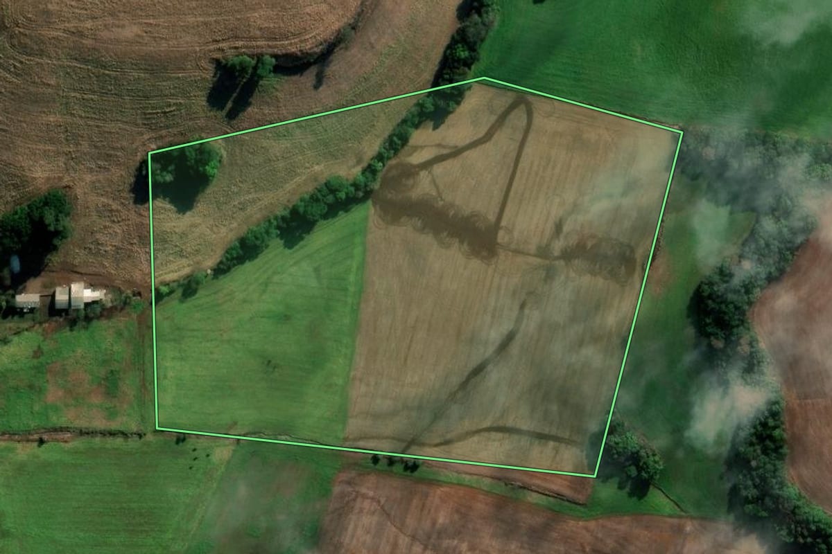Imagem de satélite do imóvel rural em Sertão (RS), com o contorno declarado no CAR desenhado por cima.