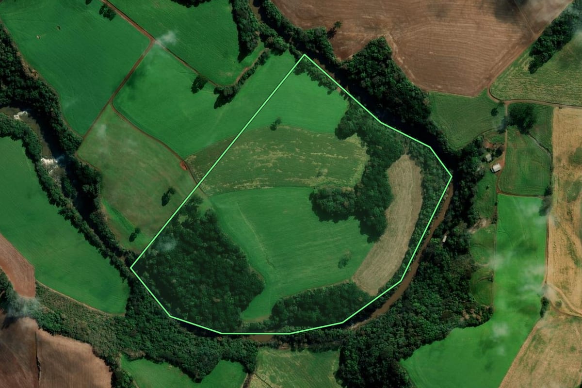 Imagem de satélite do imóvel rural em Sertão (RS), com o contorno declarado no CAR desenhado por cima.