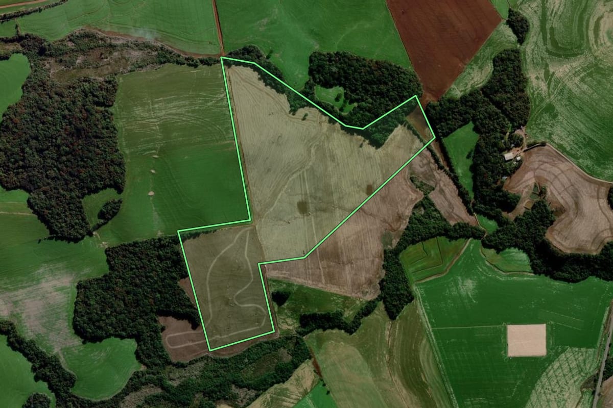 Imagem de satélite do imóvel rural em Sertão (RS), com o contorno declarado no CAR desenhado por cima.
