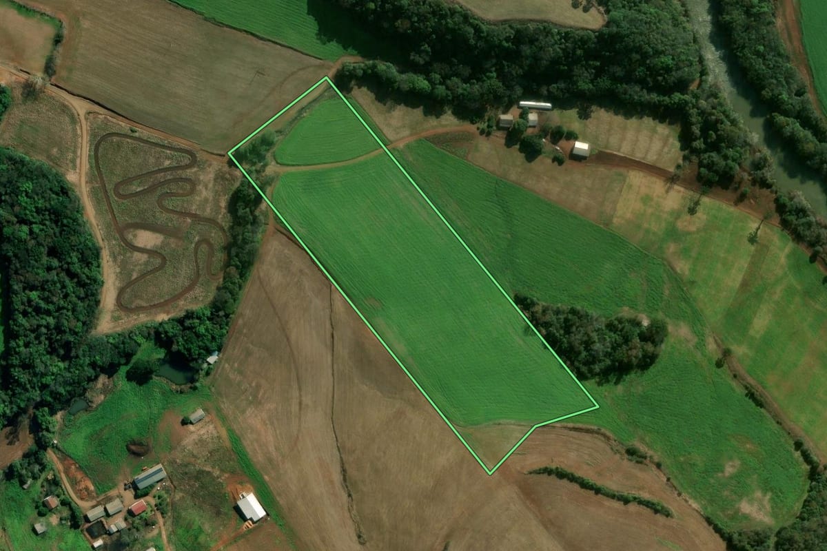 Imagem de satélite do imóvel rural em Sertão (RS), com o contorno declarado no CAR desenhado por cima.