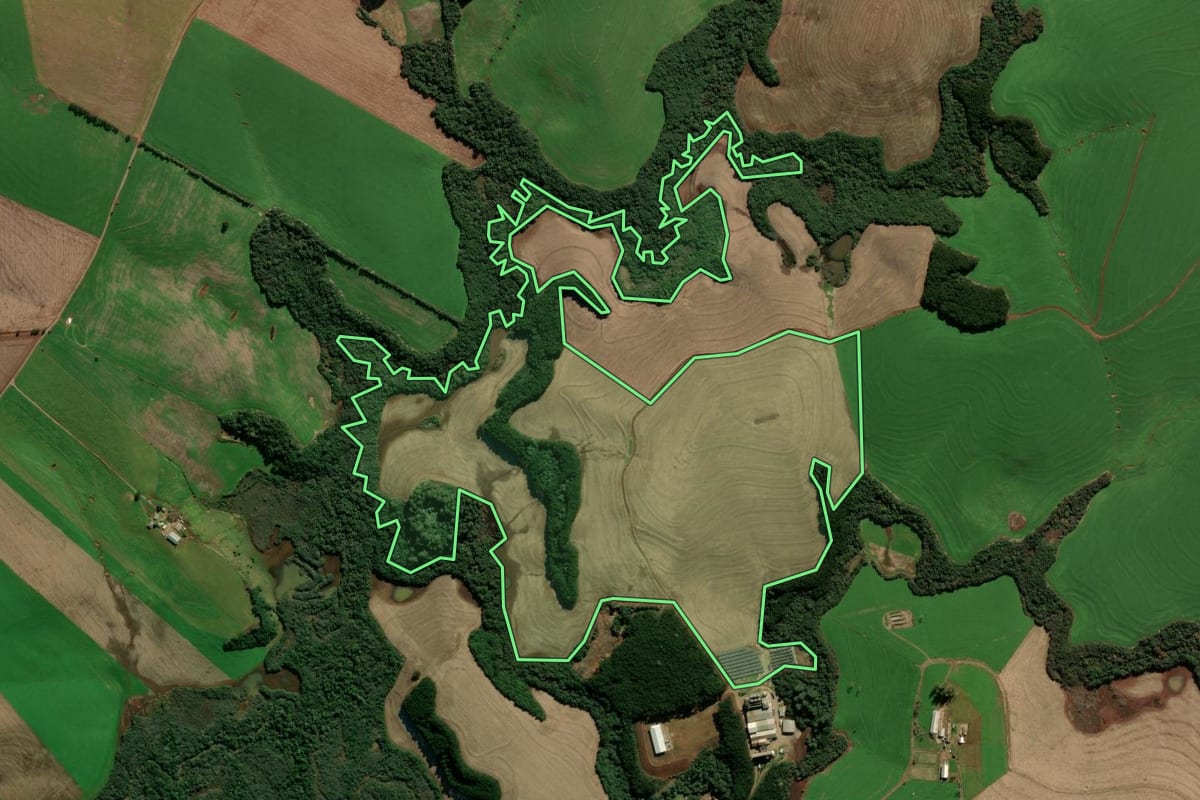 Imagem de satélite do imóvel rural em Sertão (RS), com o contorno declarado no CAR desenhado por cima.
