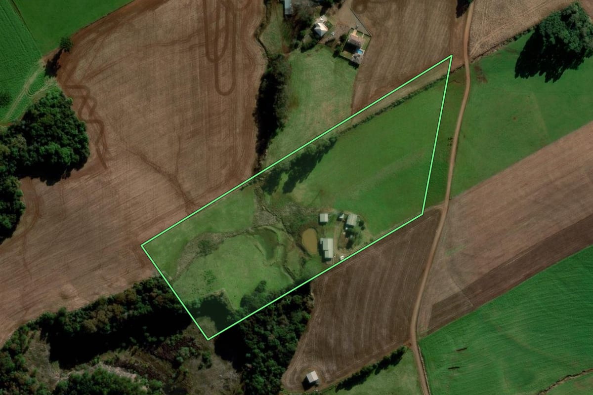 Imagem de satélite do imóvel rural em Sertão (RS), com o contorno declarado no CAR desenhado por cima.