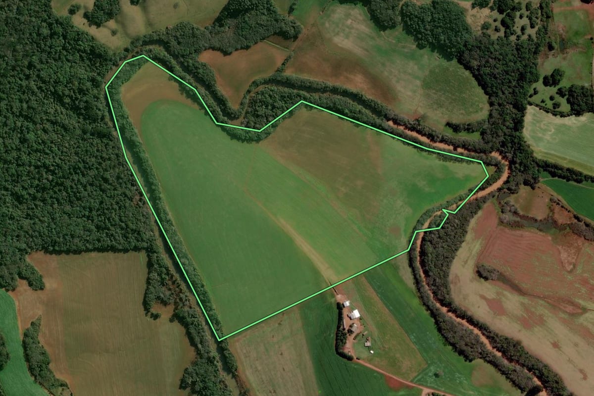 Imagem de satélite do imóvel rural em Sertão (RS), com o contorno declarado no CAR desenhado por cima.
