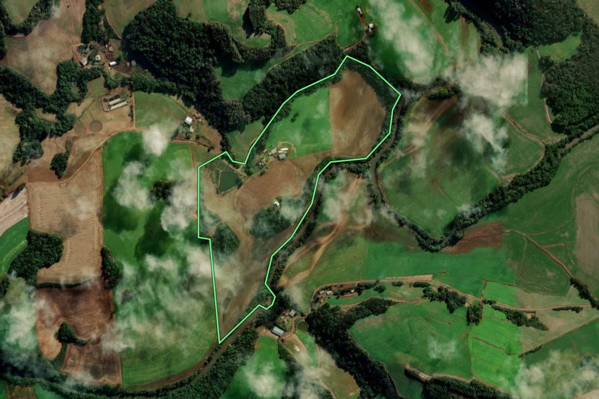 Imagem de satélite do imóvel rural em Sertão (RS), com o contorno declarado no CAR desenhado por cima.