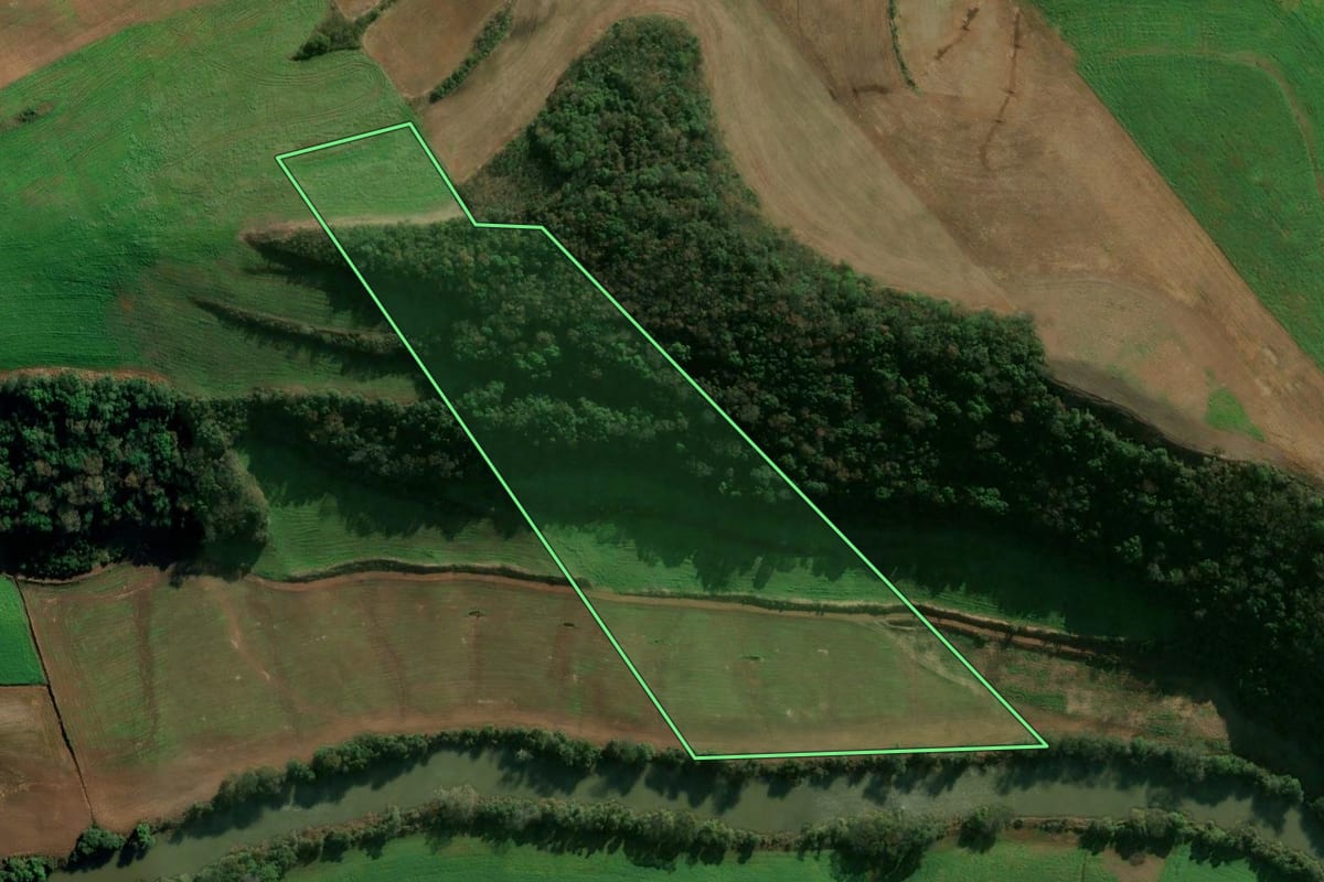 Imagem de satélite do imóvel rural em Sertão (RS), com o contorno declarado no CAR desenhado por cima.