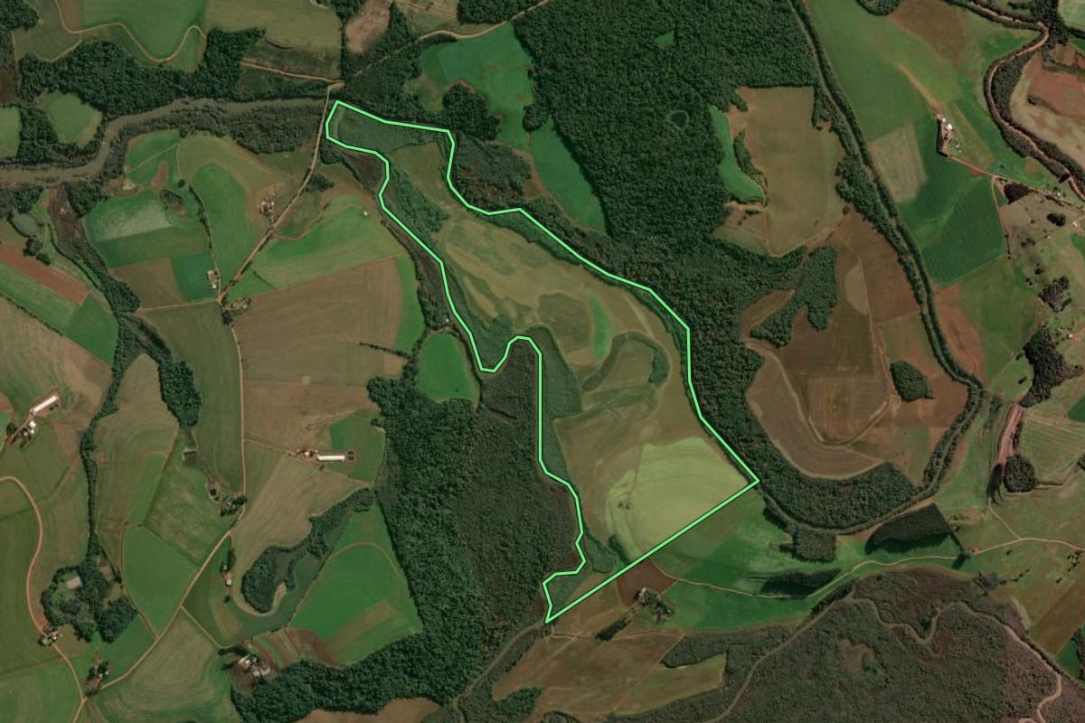 Imagem de satélite do imóvel rural em Sertão (RS), com o contorno declarado no CAR desenhado por cima.