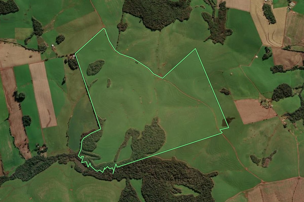 Imagem de satélite do imóvel rural em Sertão (RS), com o contorno declarado no CAR desenhado por cima.