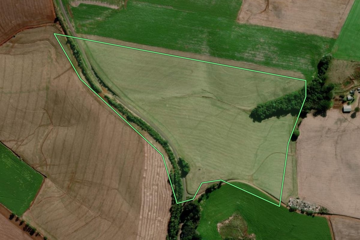 Imagem de satélite do imóvel rural em Sertão (RS), com o contorno declarado no CAR desenhado por cima.