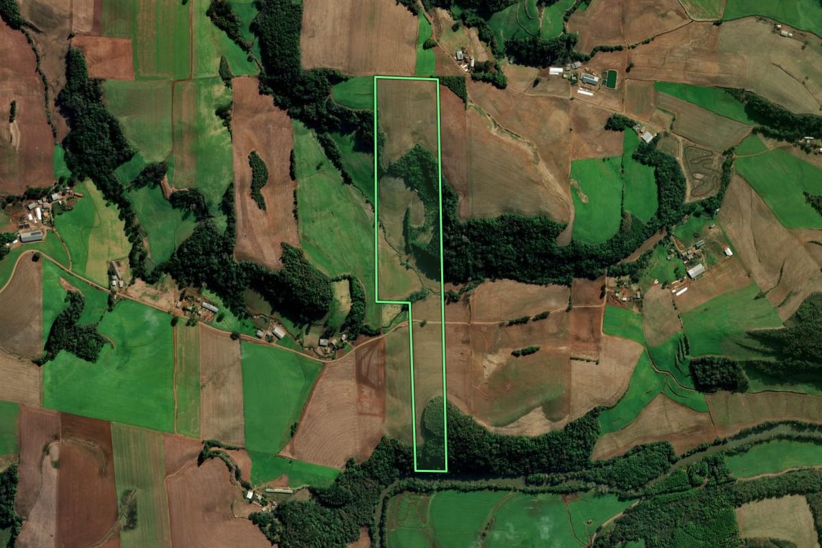 Imagem de satélite do imóvel rural em Sertão (RS), com o contorno declarado no CAR desenhado por cima.