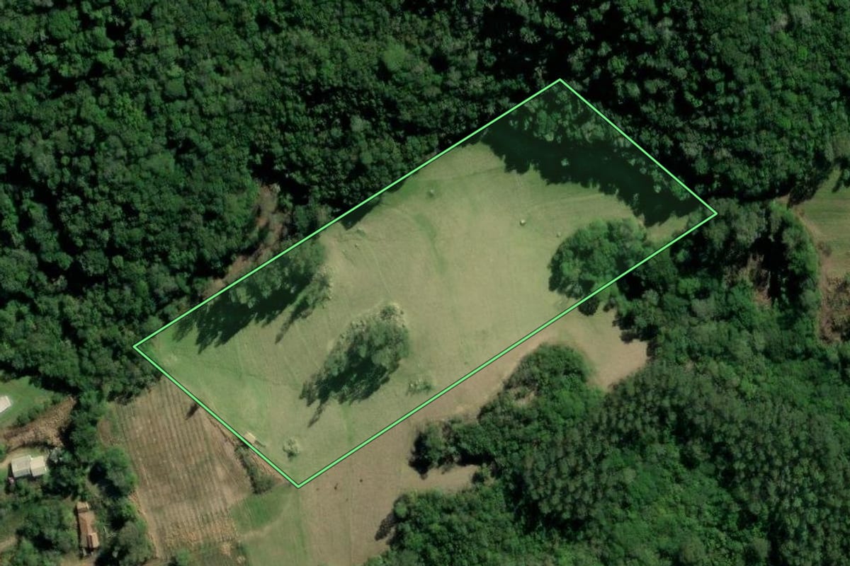 Imagem de satélite do imóvel rural em Sertão Santana (RS), com o contorno declarado no CAR desenhado por cima.