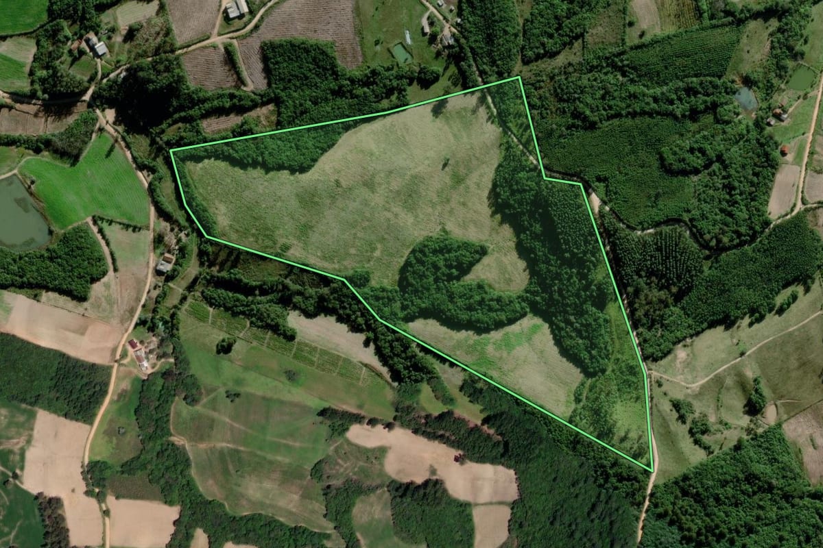 Imagem de satélite do imóvel rural em Sertão Santana (RS), com o contorno declarado no CAR desenhado por cima.