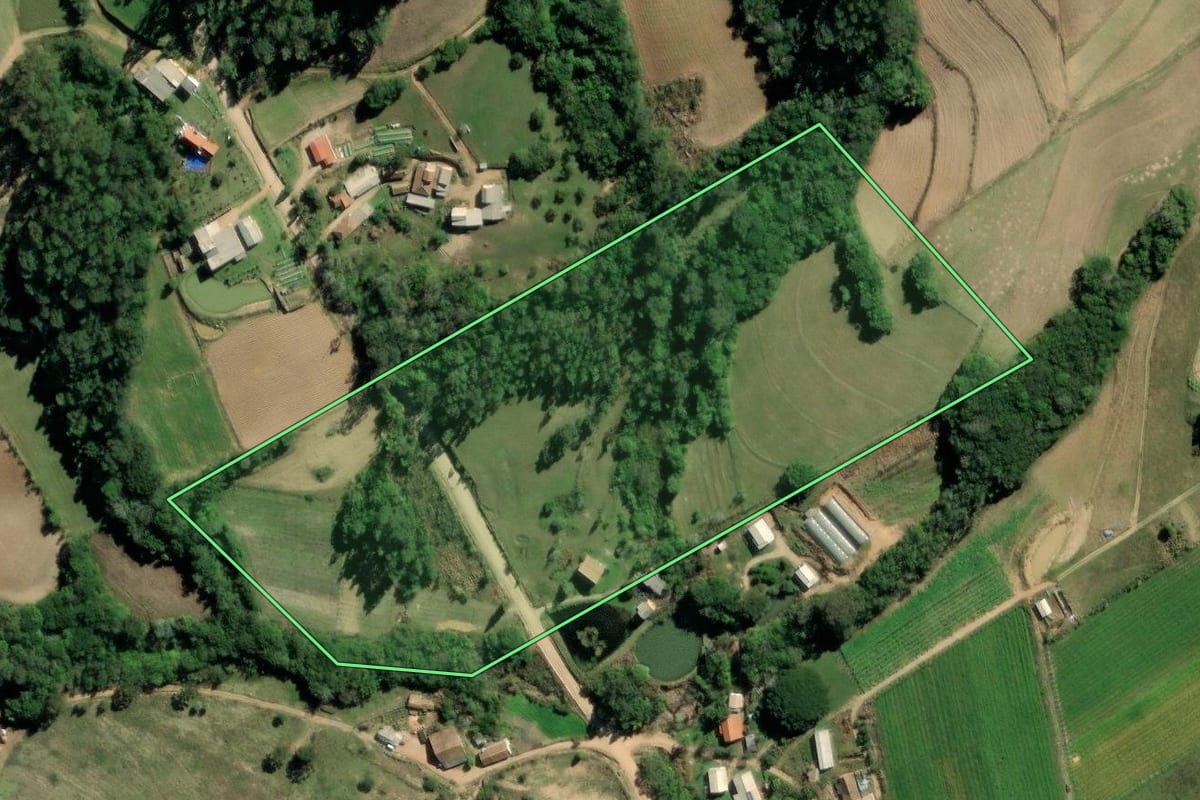 Imagem de satélite do imóvel rural em Sertão Santana (RS), com o contorno declarado no CAR desenhado por cima.