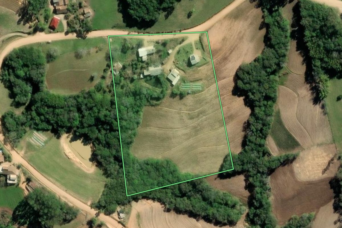 Imagem de satélite do imóvel rural em Sertão Santana (RS), com o contorno declarado no CAR desenhado por cima.