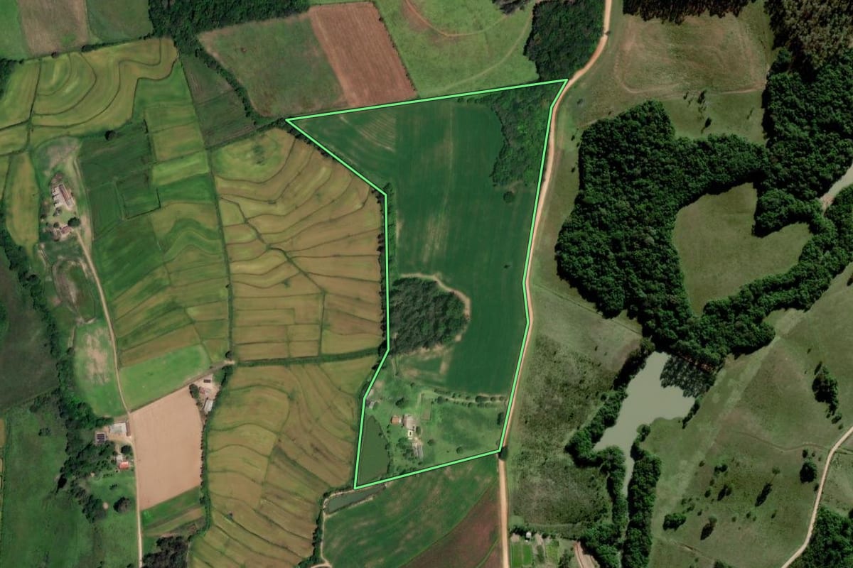 Imagem de satélite do imóvel rural em Sertão Santana (RS), com o contorno declarado no CAR desenhado por cima.