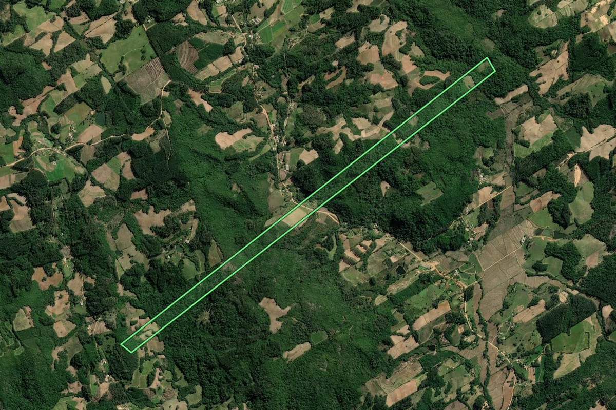 Imagem de satélite do imóvel rural em Sertão Santana (RS), com o contorno declarado no CAR desenhado por cima.