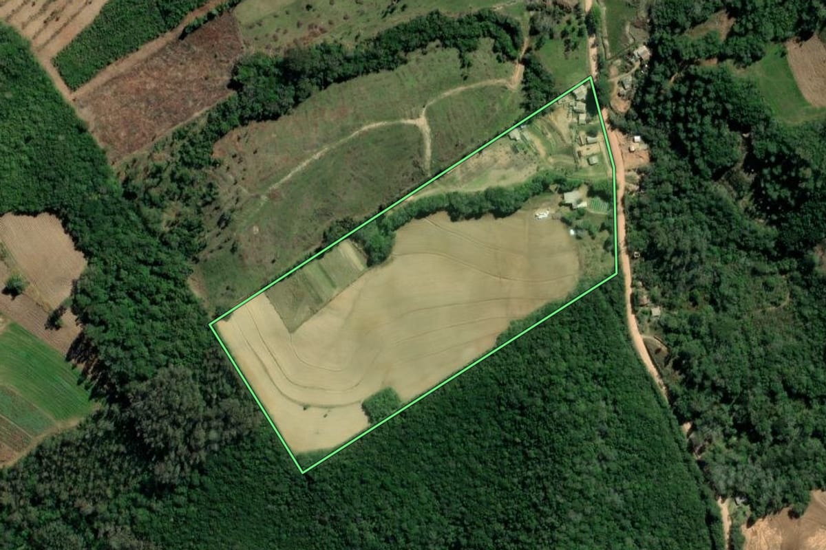 Imagem de satélite do imóvel rural em Sertão Santana (RS), com o contorno declarado no CAR desenhado por cima.