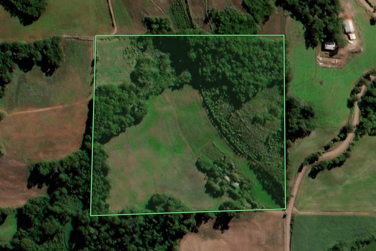 Imagem de satélite do imóvel rural em Sete de Setembro (RS), com o contorno declarado no CAR desenhado por cima.