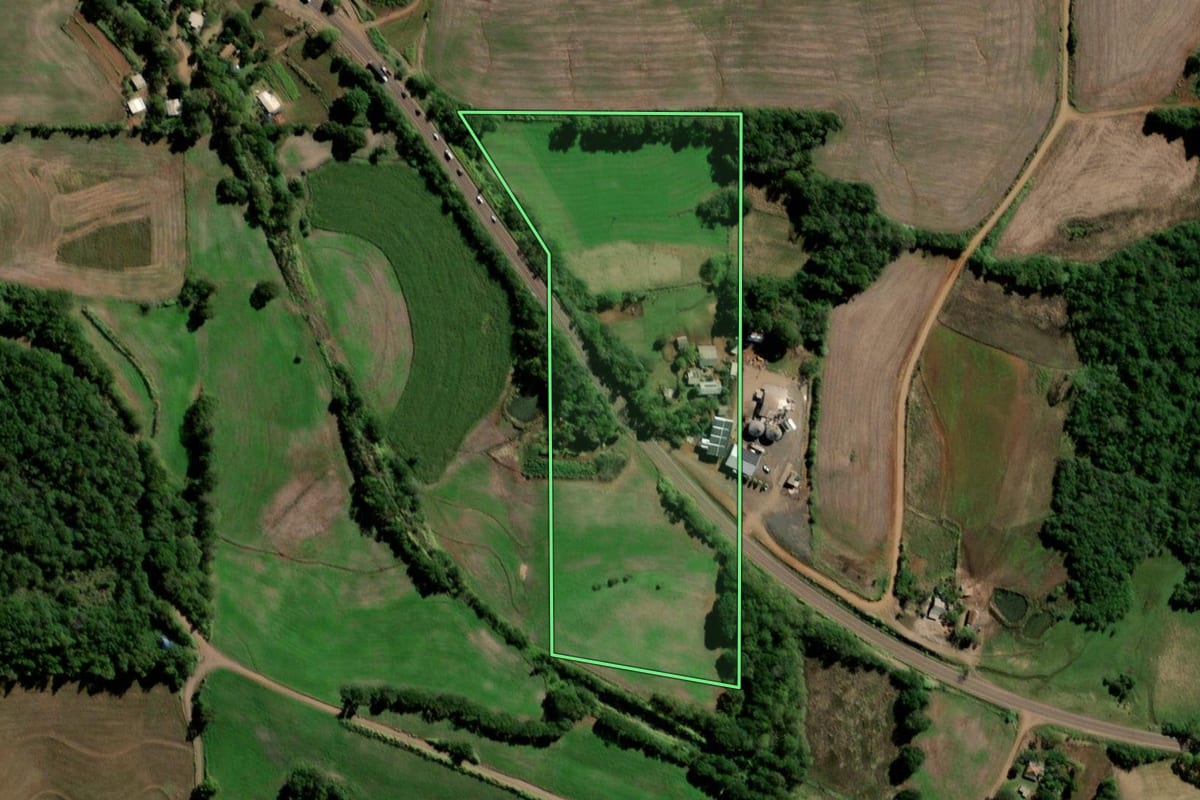 Imagem de satélite do imóvel rural em Sete de Setembro (RS), com o contorno declarado no CAR desenhado por cima.