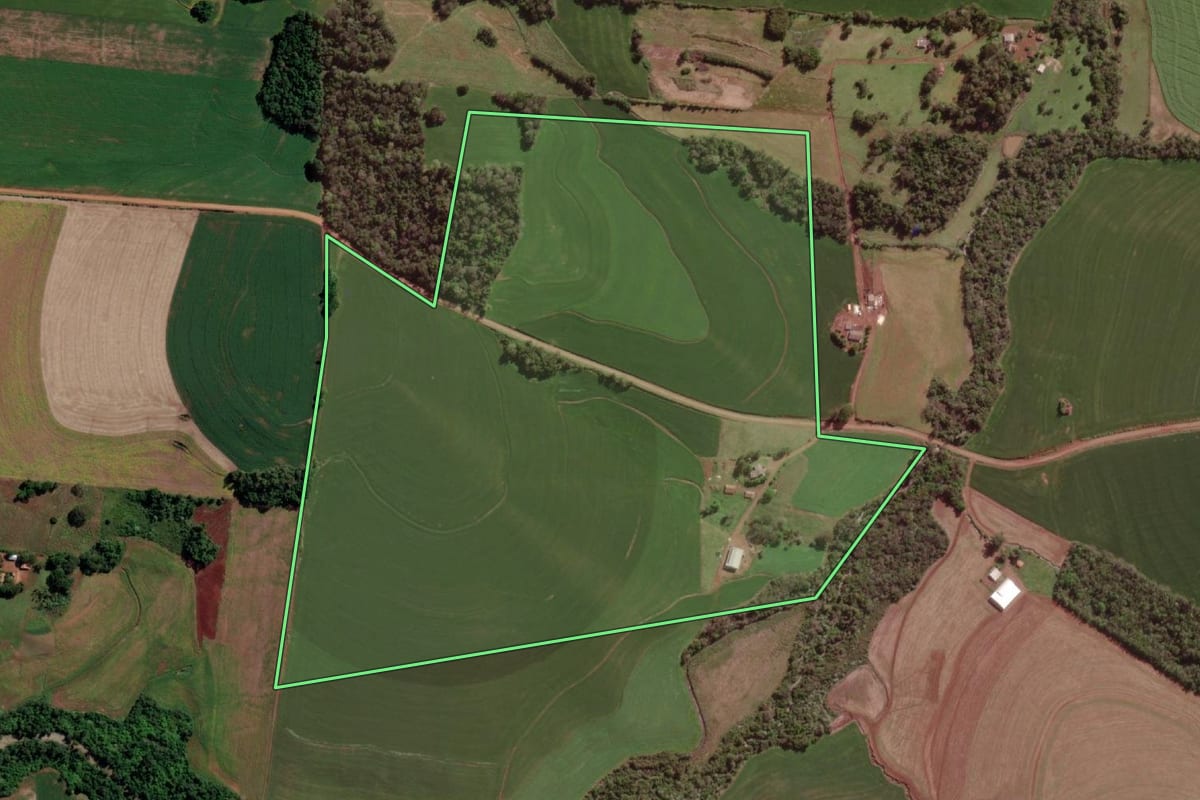 Imagem de satélite do imóvel rural em Sete de Setembro (RS), com o contorno declarado no CAR desenhado por cima.