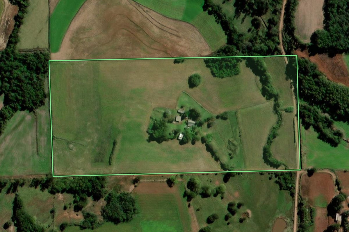 Imagem de satélite do imóvel rural em Sete de Setembro (RS), com o contorno declarado no CAR desenhado por cima.