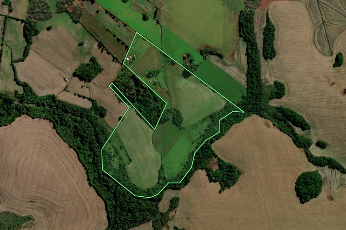 Imagem de satélite do imóvel rural em Sete de Setembro (RS), com o contorno declarado no CAR desenhado por cima.