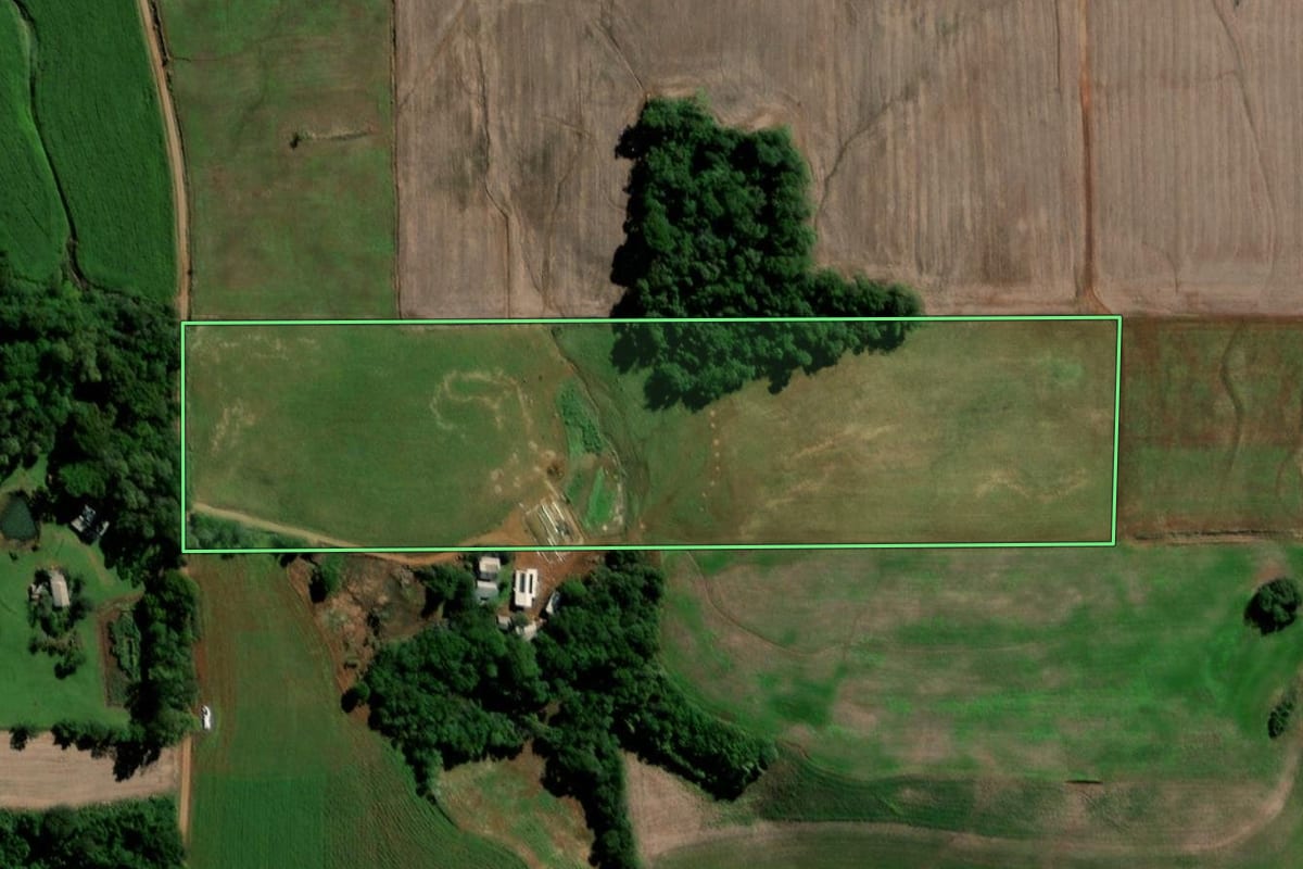 Imagem de satélite do imóvel rural em Sete de Setembro (RS), com o contorno declarado no CAR desenhado por cima.