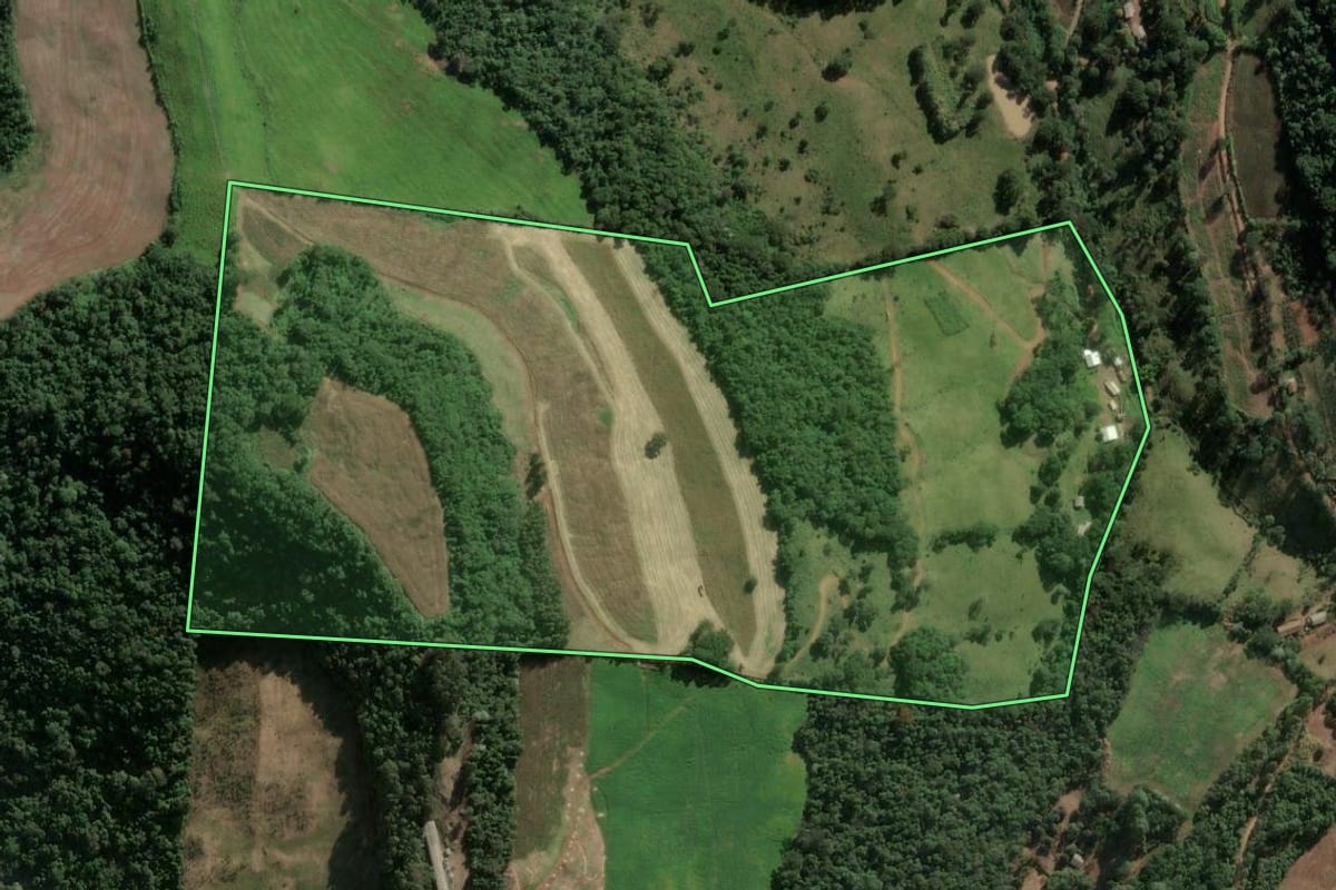 Imagem de satélite do imóvel rural em Severiano de Almeida (RS), com o contorno declarado no CAR desenhado por cima.