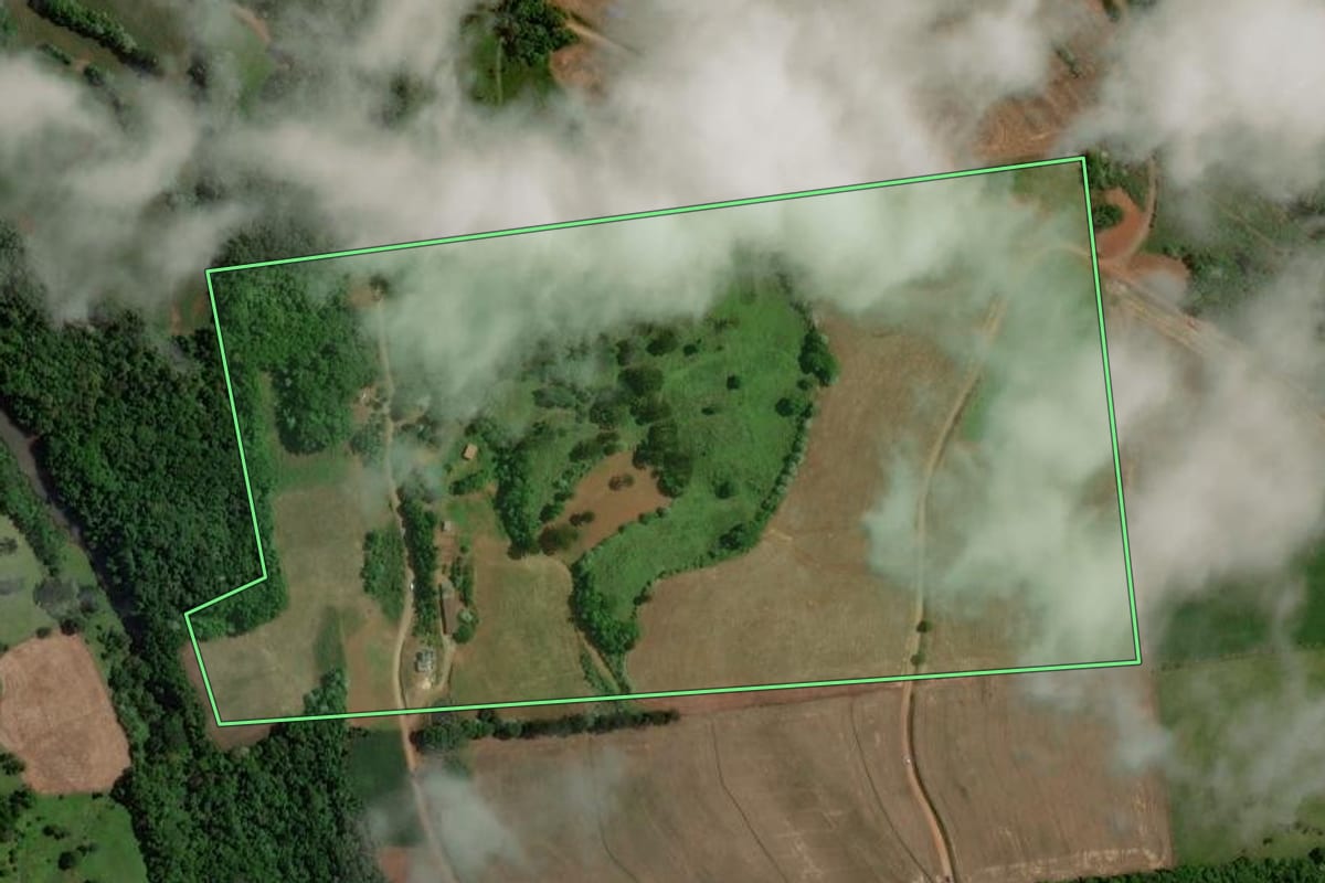 Imagem de satélite do imóvel rural em Severiano de Almeida (RS), com o contorno declarado no CAR desenhado por cima.