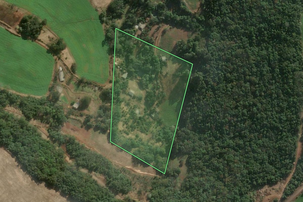 Imagem de satélite do imóvel rural em Severiano de Almeida (RS), com o contorno declarado no CAR desenhado por cima.