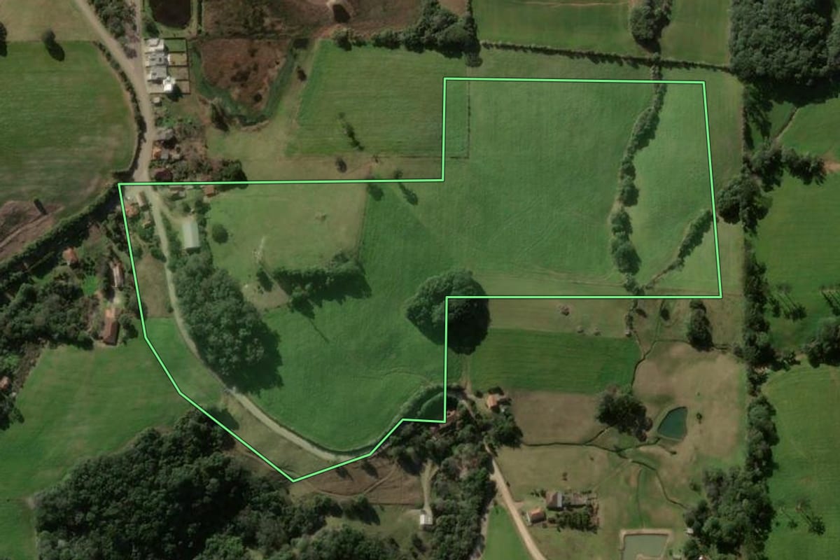 Imagem de satélite do imóvel rural em Silveira Martins (RS), com o contorno declarado no CAR desenhado por cima.