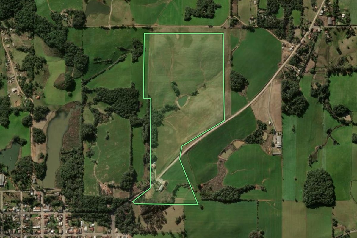 Imagem de satélite do imóvel rural em Silveira Martins (RS), com o contorno declarado no CAR desenhado por cima.