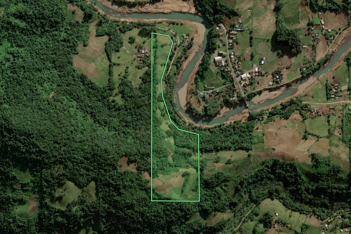 Imagem de satélite do imóvel rural em Sinimbu (RS), com o contorno declarado no CAR desenhado por cima.
