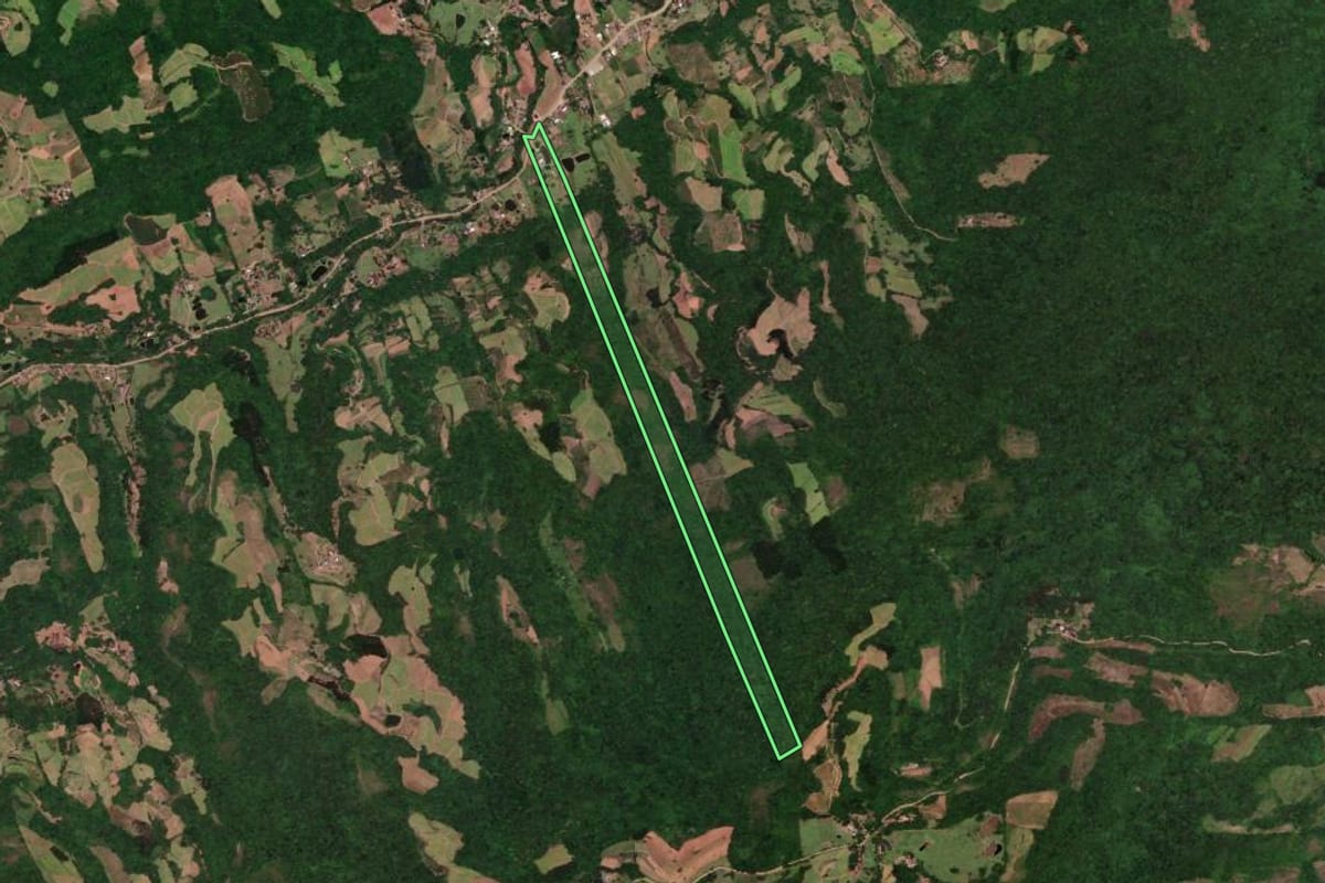Imagem de satélite do imóvel rural em Sinimbu (RS), com o contorno declarado no CAR desenhado por cima.