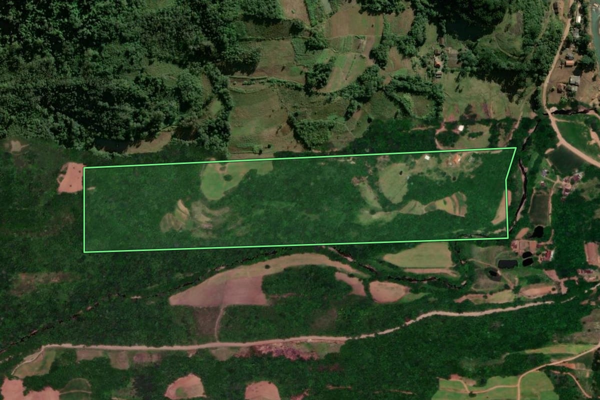 Imagem de satélite do imóvel rural em Sinimbu (RS), com o contorno declarado no CAR desenhado por cima.