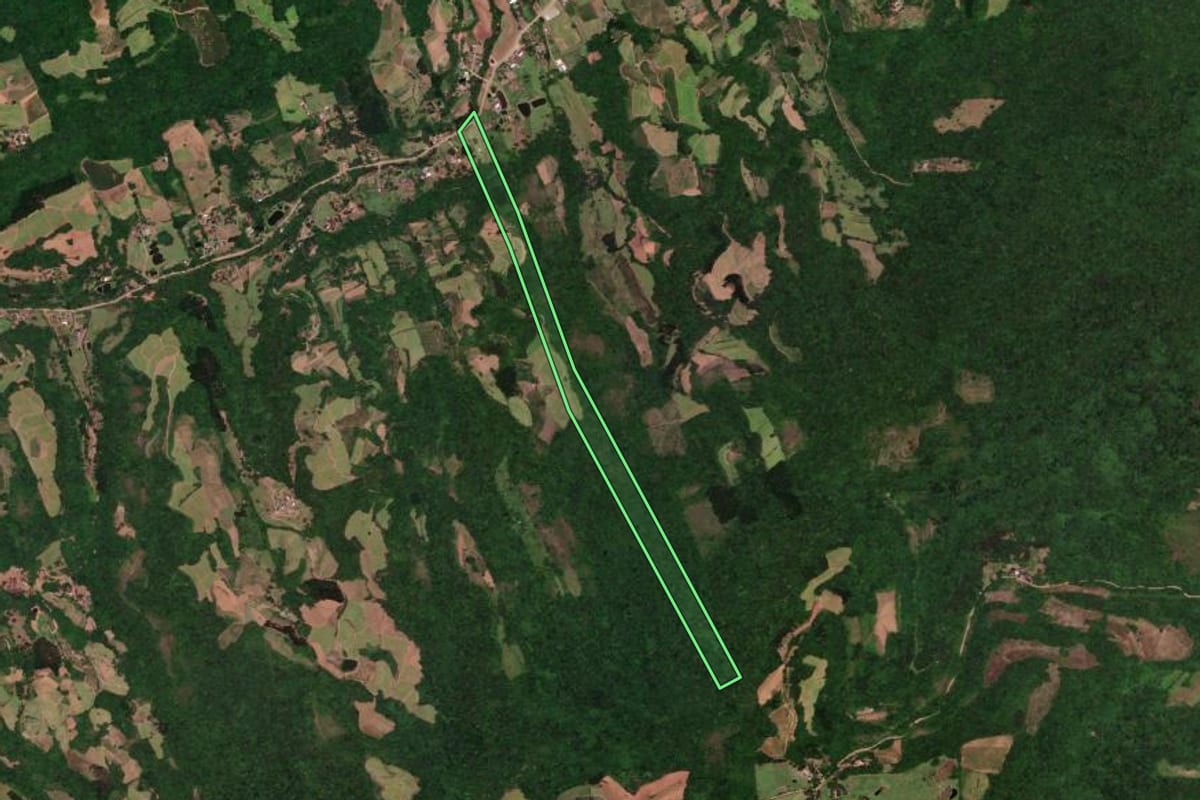 Imagem de satélite do imóvel rural em Sinimbu (RS), com o contorno declarado no CAR desenhado por cima.