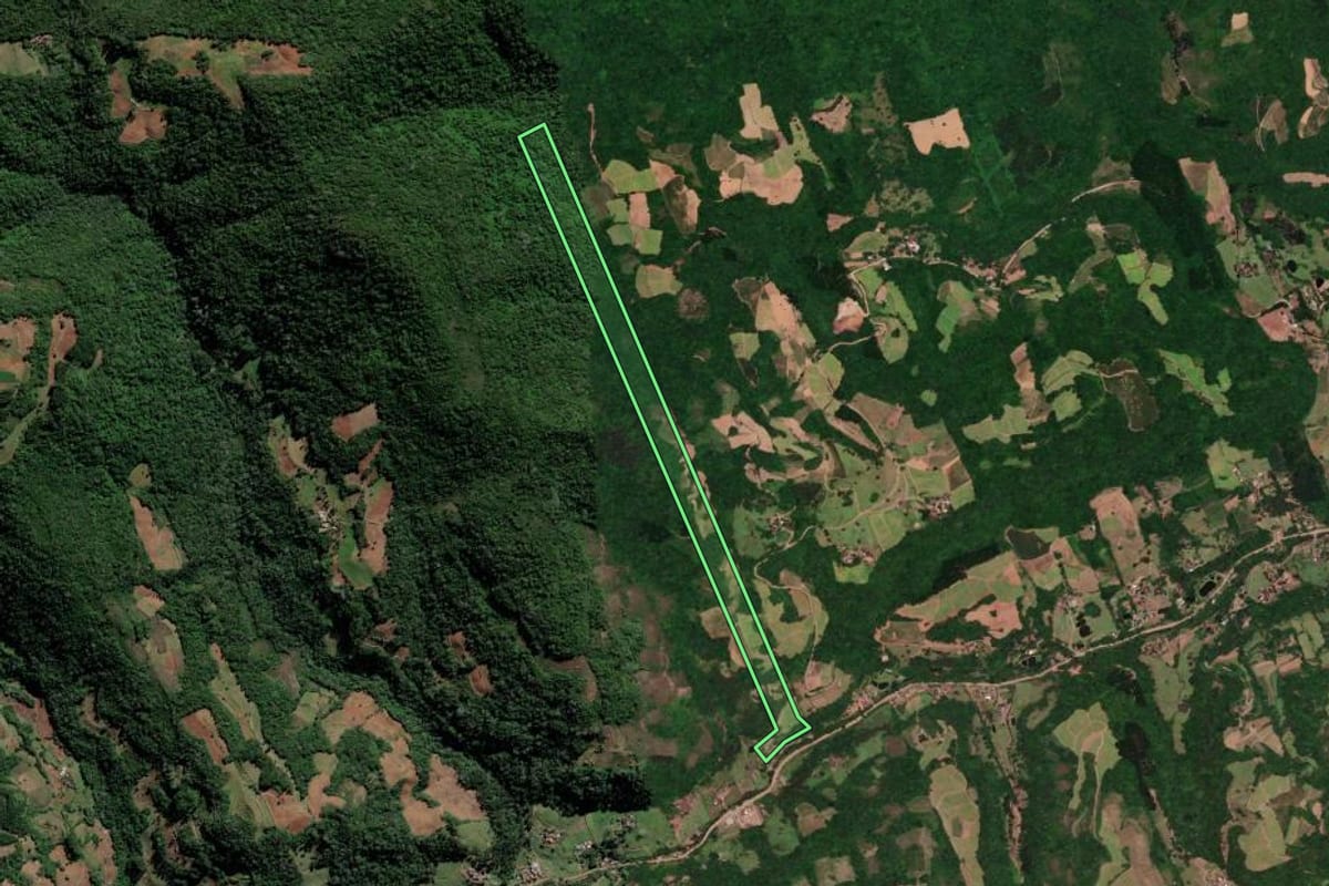 Imagem de satélite do imóvel rural em Sinimbu (RS), com o contorno declarado no CAR desenhado por cima.