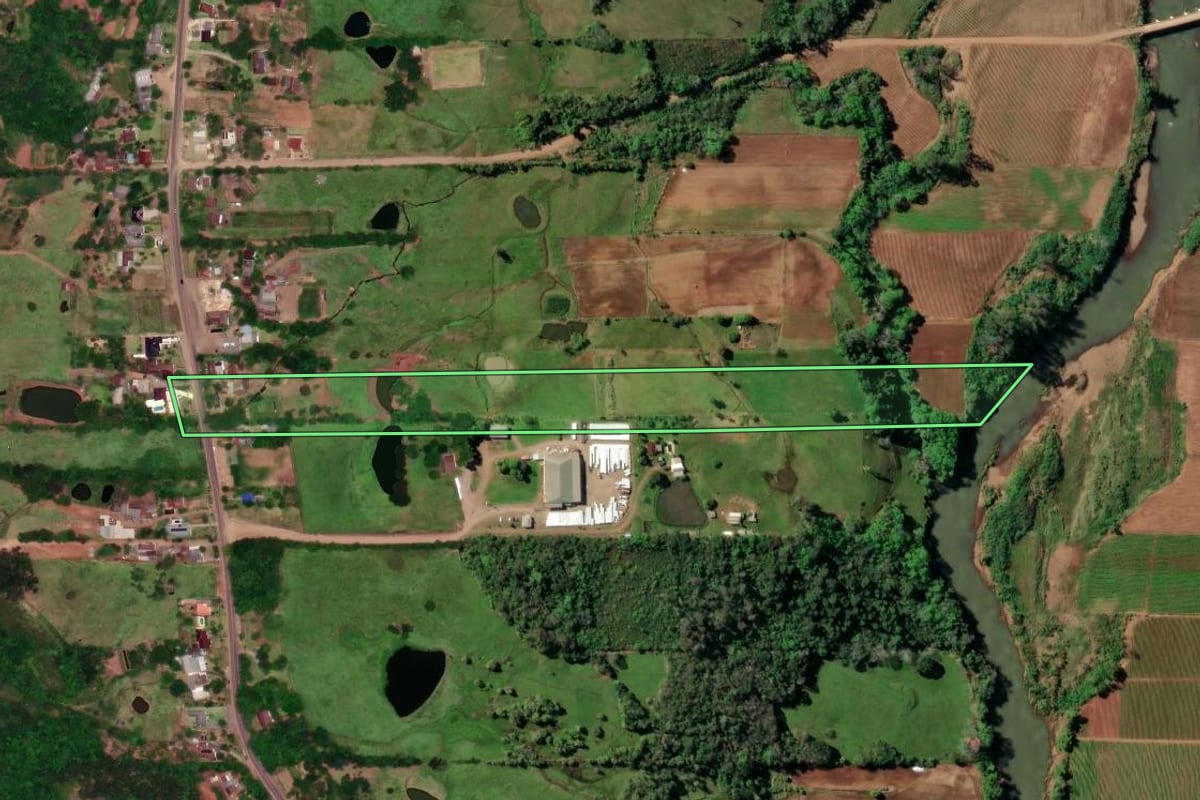 Imagem de satélite do imóvel rural em Sinimbu (RS), com o contorno declarado no CAR desenhado por cima.
