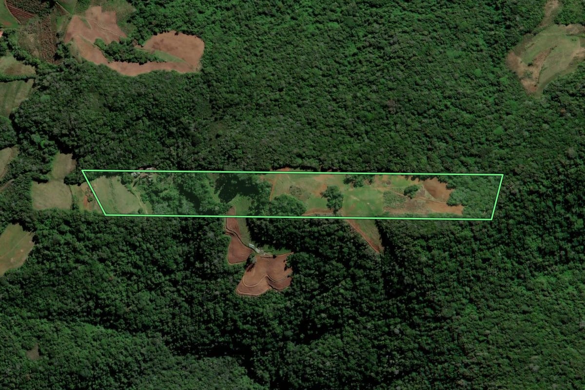 Imagem de satélite do imóvel rural em Sinimbu (RS), com o contorno declarado no CAR desenhado por cima.