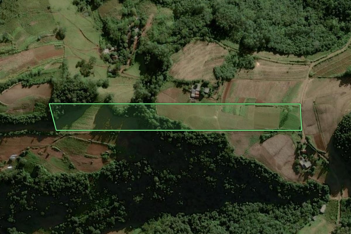 Imagem de satélite do imóvel rural em Sinimbu (RS), com o contorno declarado no CAR desenhado por cima.