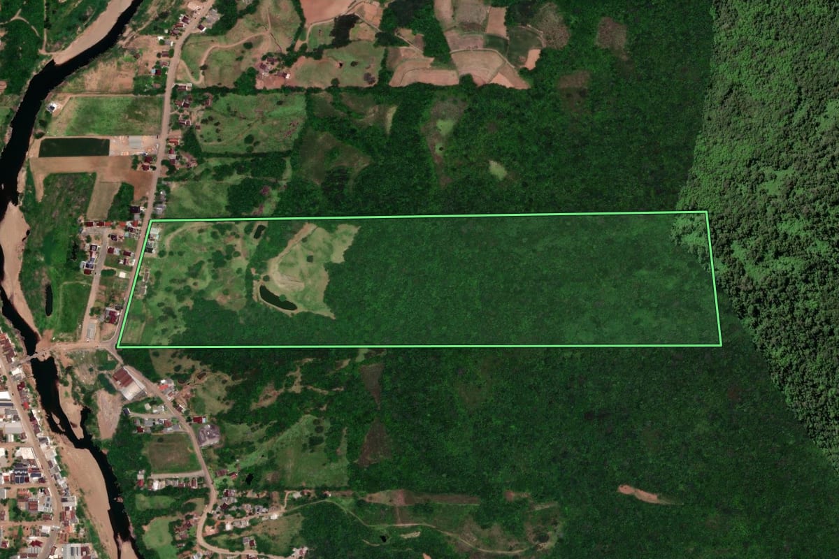 Imagem de satélite do imóvel rural em Sinimbu (RS), com o contorno declarado no CAR desenhado por cima.