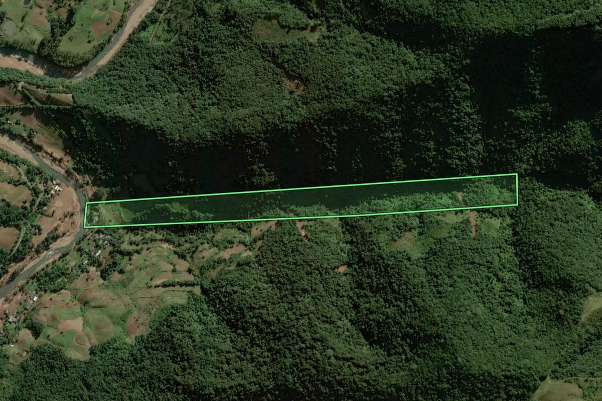 Imagem de satélite do imóvel rural em Sinimbu (RS), com o contorno declarado no CAR desenhado por cima.