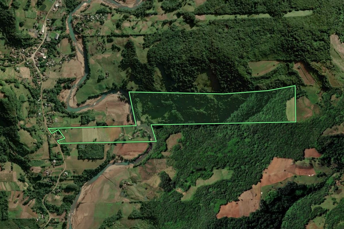 Imagem de satélite do imóvel rural em Sinimbu (RS), com o contorno declarado no CAR desenhado por cima.