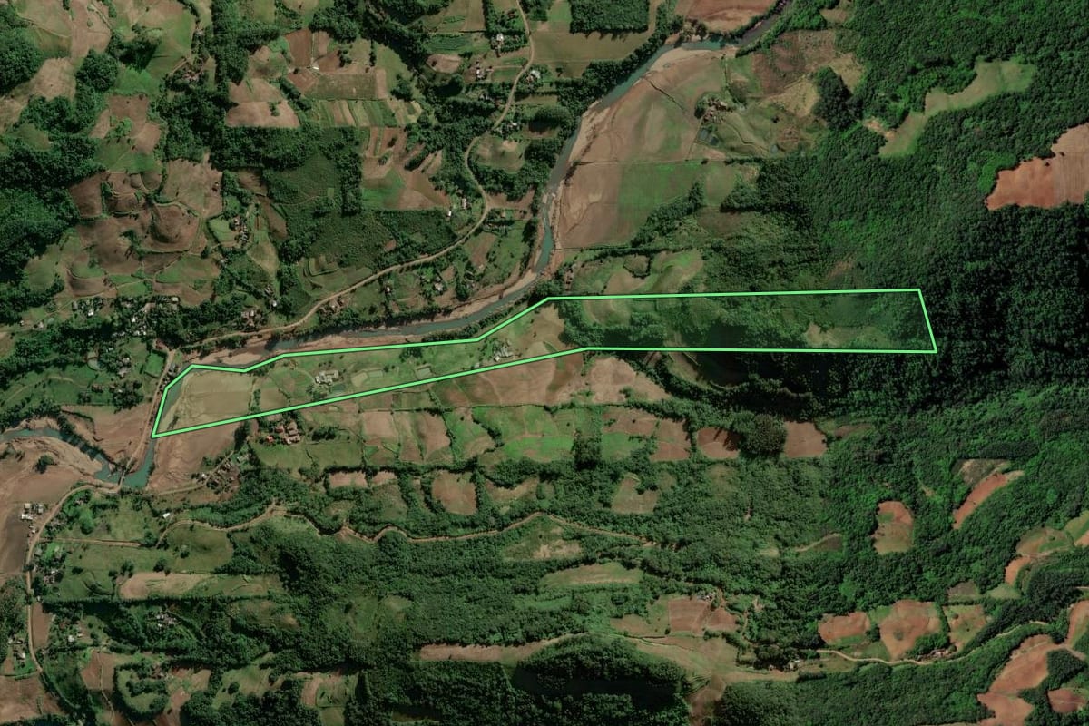 Imagem de satélite do imóvel rural em Sinimbu (RS), com o contorno declarado no CAR desenhado por cima.