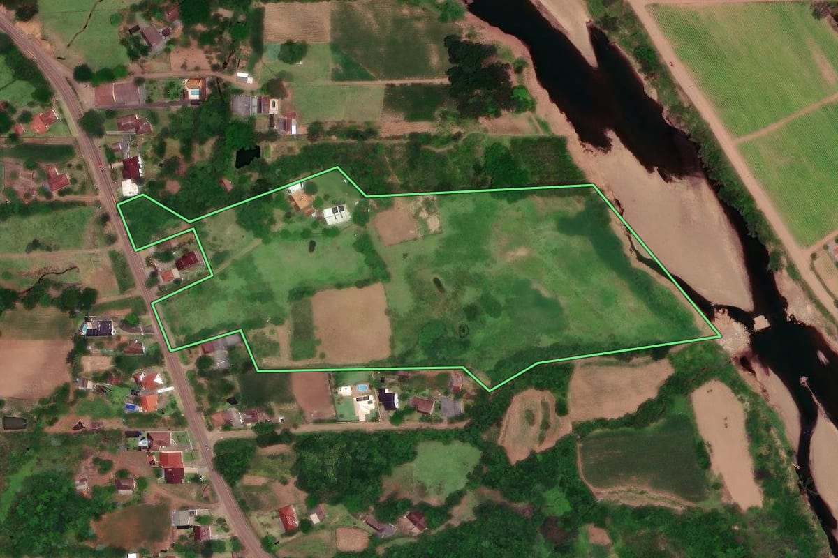 Imagem de satélite do imóvel rural em Sinimbu (RS), com o contorno declarado no CAR desenhado por cima.