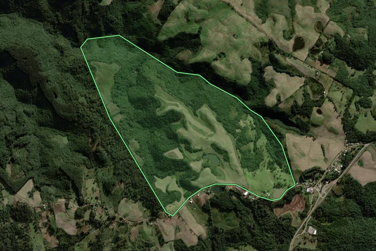 Imagem de satélite do imóvel rural em Sinimbu (RS), com o contorno declarado no CAR desenhado por cima.