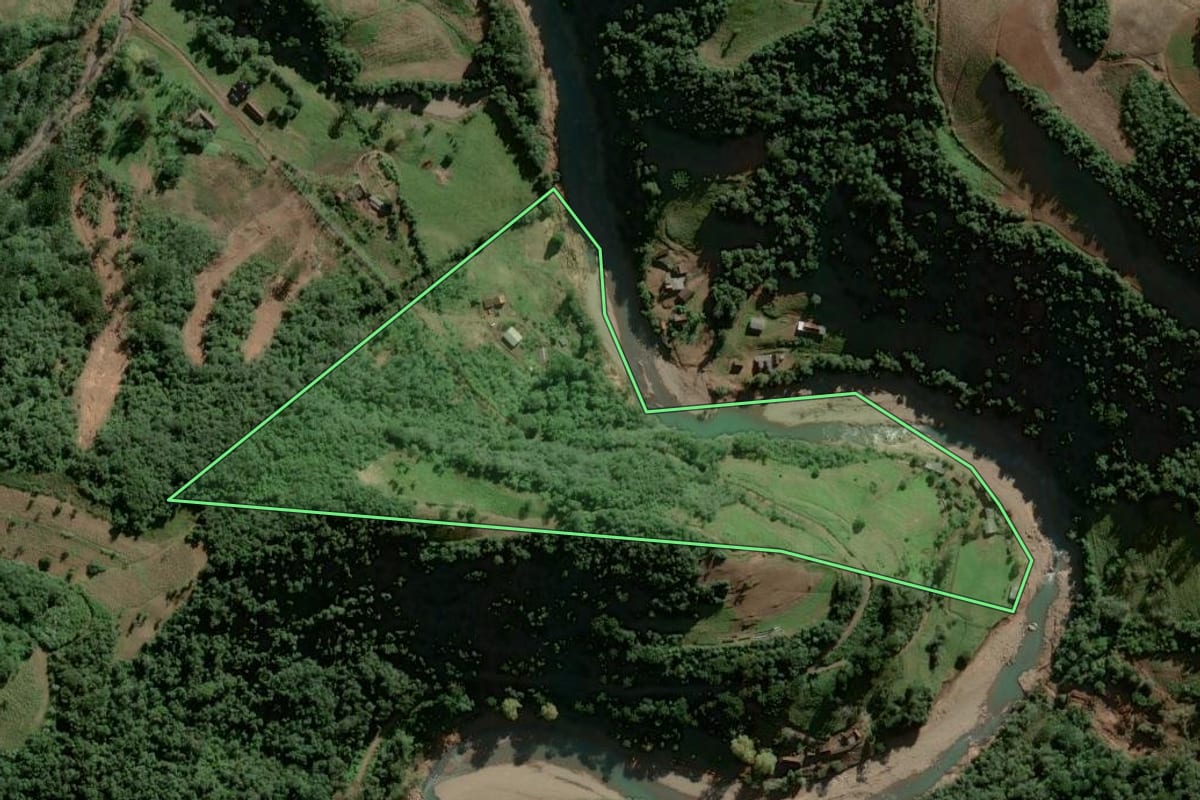 Imagem de satélite do imóvel rural em Sinimbu (RS), com o contorno declarado no CAR desenhado por cima.